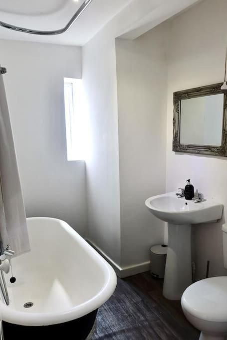 No.9 Guesthouse Бърнли Екстериор снимка