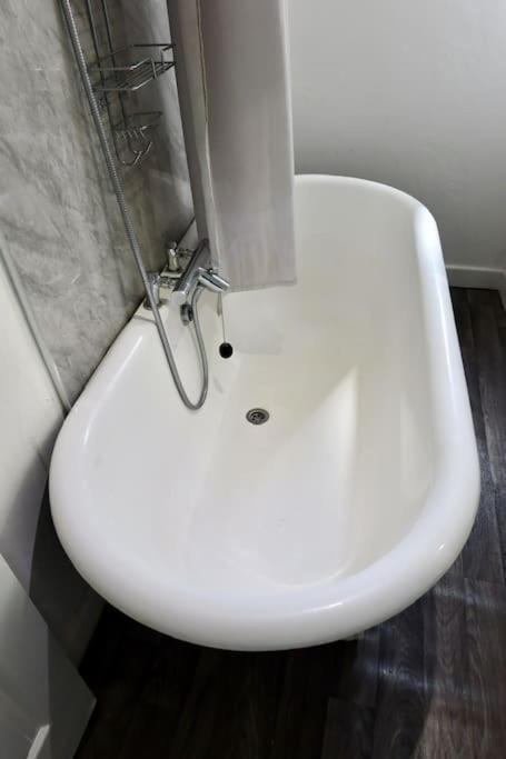 No.9 Guesthouse Бърнли Екстериор снимка